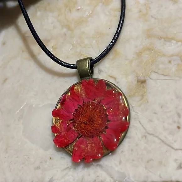 Real flower 🌺 necklace - Picture 1 of 5
